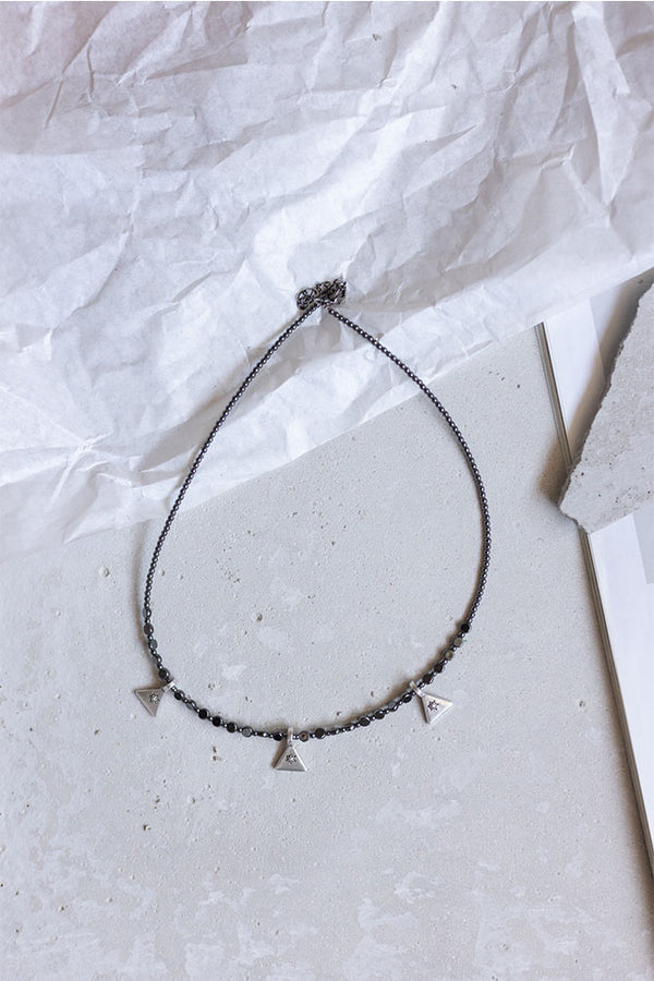 κολιε-αιματιτες-τριγωνα