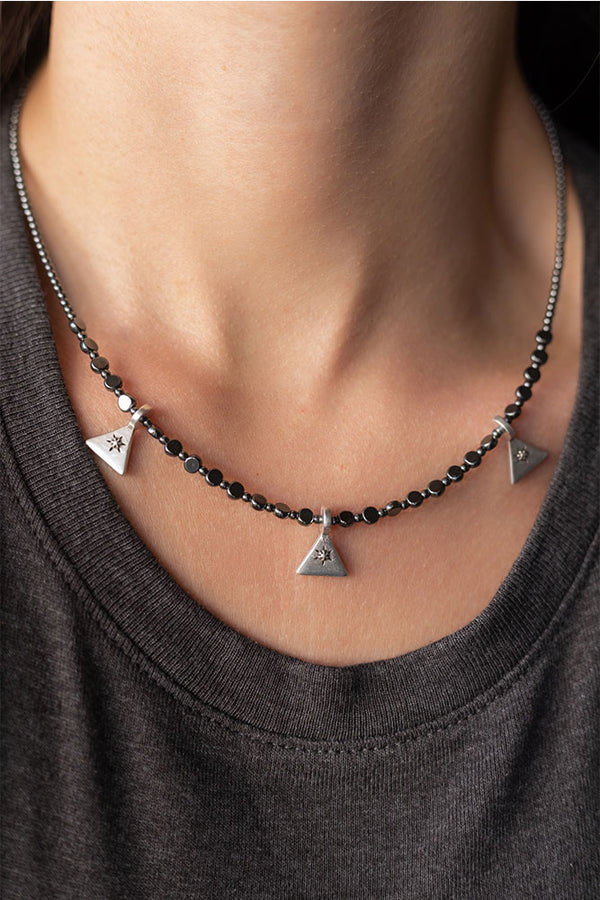 κολιε-αιματιτες-τριγωνα